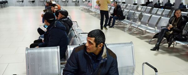 Posetiteli v mnogofunksionalnom migratsionnom sentre - Sputnik O‘zbekiston