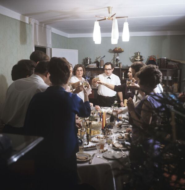 Za prazdnichnim novogodnim stolom, 1971 god - Sputnik O‘zbekiston