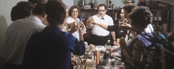 За праздничным новогодним столом, 1971 год За праздничным новогодним столом, 1971 год - Sputnik Ўзбекистон