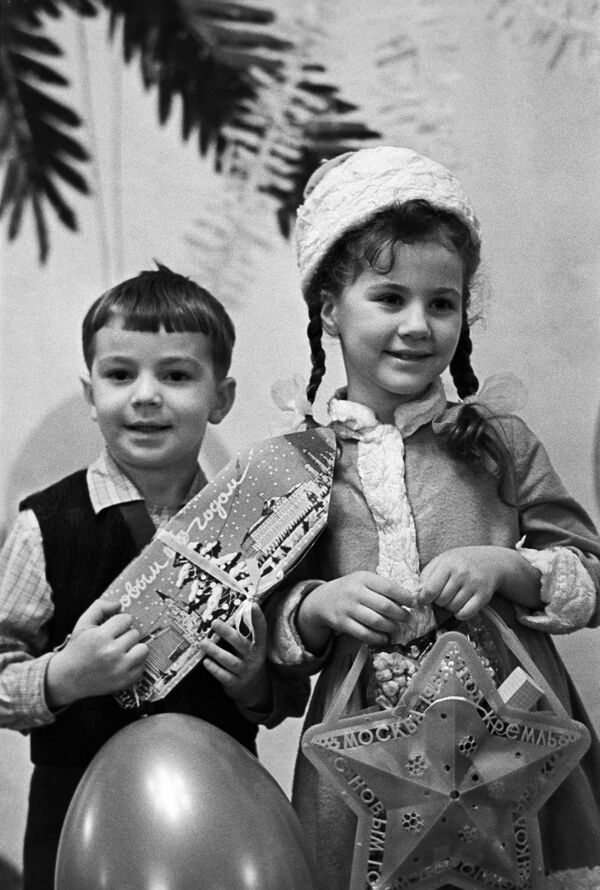 Дети с подарками от Деда Мороза, 1965 год - Sputnik Ўзбекистон