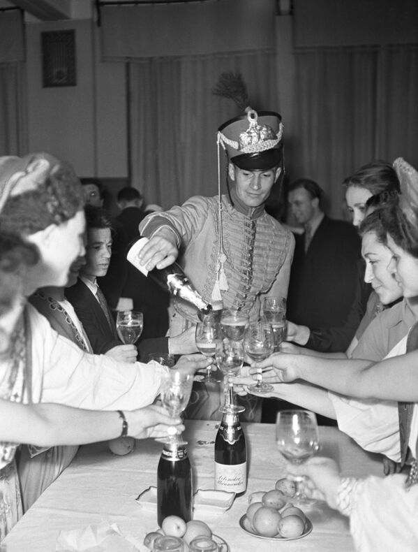 Novogodniy studencheskiy bal v Bolshom Kremlevskom dvorse. Bokal shampanskogo za Noviy God. 1956 god - Sputnik O‘zbekiston