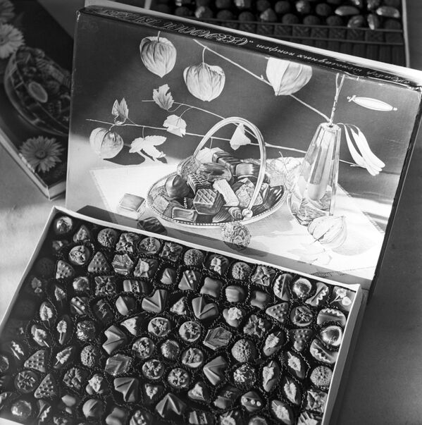 Korobka shokoladnix konfet Osenniy buket - produksiya Minskoy konditerskoy fabriki Kommunar. Belorusskaya SSR, 1974 god - Sputnik O‘zbekiston