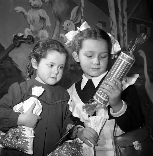 Deti s novogodnimi podarkami ot Deda Moroza i Snegurochki. 1954 god - Sputnik O‘zbekiston