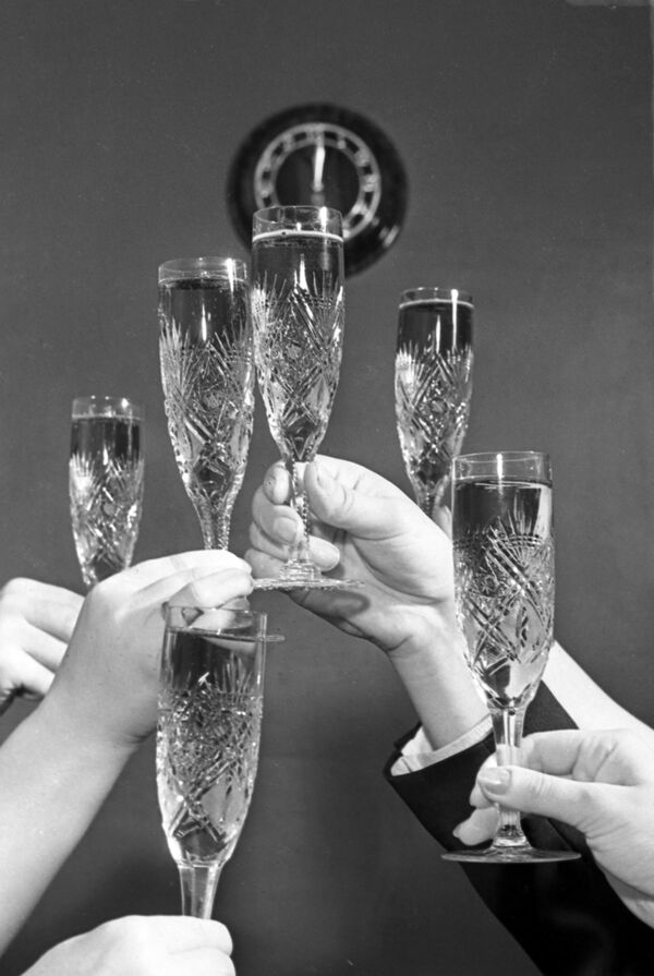Vstrecha Novogo goda. Bokali s shampanskim. 1961 god - Sputnik O‘zbekiston