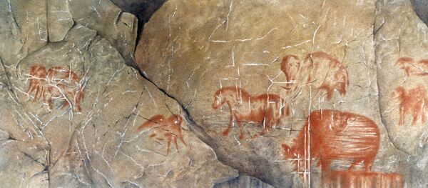 Наскальные рисунки первобытного человека эпохи палеолита в Каповой пещере, или пещере Шульган-Таш. Река Белая, заповедник «Шульган-Таш». Уральские горы. - Sputnik Узбекистан