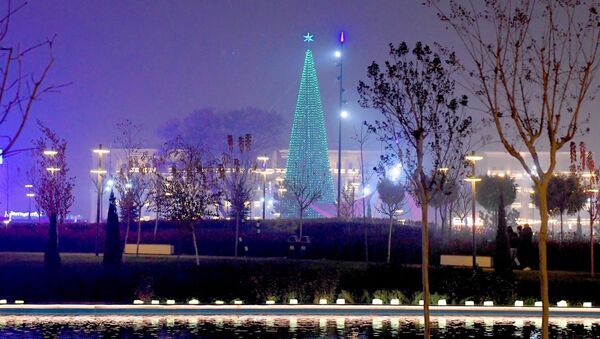 Новогодняя ёлка в центре Ташкента - Sputnik Узбекистан
