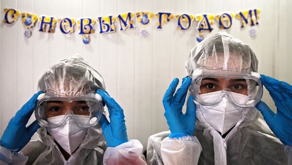 Участники всероссийского движения волонтеры-медики привезли и украсили новогоднюю елку - Sputnik Узбекистан