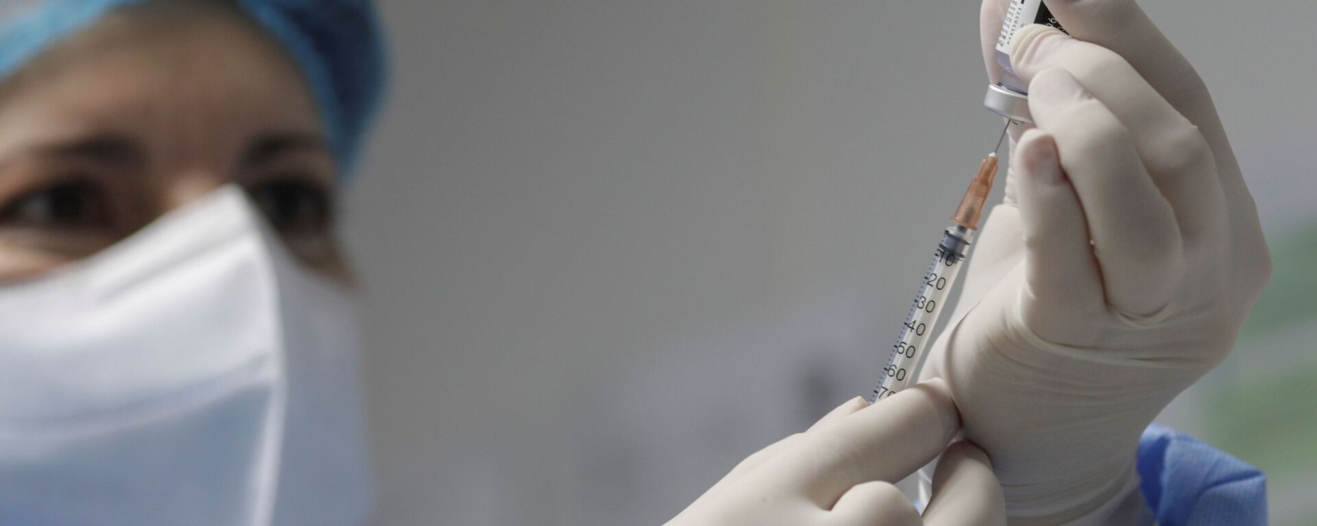 Медсестра готовит дозу вакцины от коронавирусной болезни (COVID-19) - Sputnik Ўзбекистон, 1920, 07.01.2021
