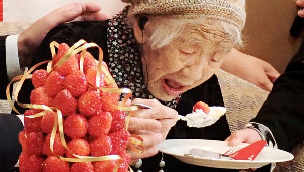 Кане Танака, 116-летняя японка, празднует официальное признание старейшим из ныне живущих людей в Книге рекордов Гиннеса в Фукуоке 9 марта 2019 г. - Sputnik Узбекистан