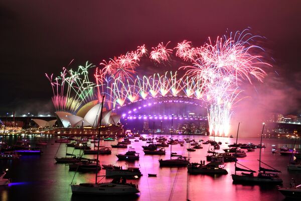 Салют во время празднования Нового 2021 года в Сиднее традиционно запускают над оперным театром и мостом через гавань. - Sputnik Узбекистан