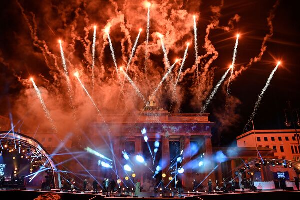 Фейерверк над знаменитыми Бранденбургскими воротами в ознаменование Нового года во время концерта Willkommen 2021 прошел на фоне ограничений по коронавирусу в Берлине. - Sputnik Узбекистан