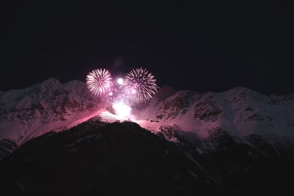 Фейерверк освещает небо во время празднования Нового года над альпийским горным массивом Нордкетте в Инсбруке в Австрии. - Sputnik Узбекистан