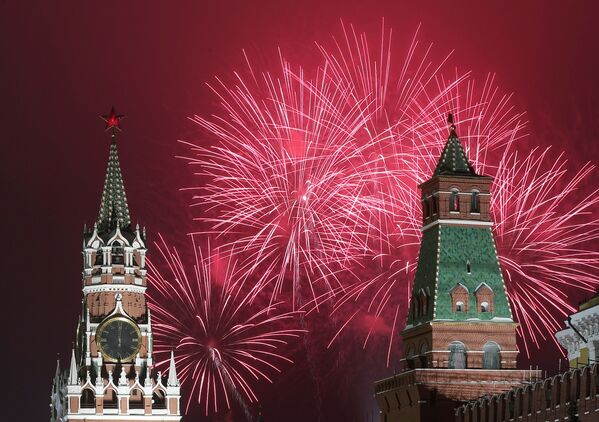 Салют во время празднования Нового 2021 года в Москве. - Sputnik Узбекистан
