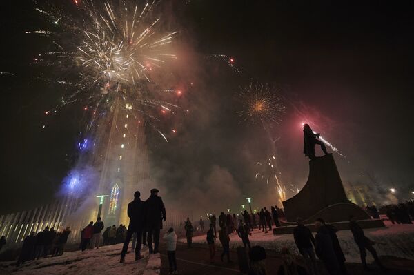 Исландцы празднуют канун Нового года и надеются на более яркий год. - Sputnik Узбекистан