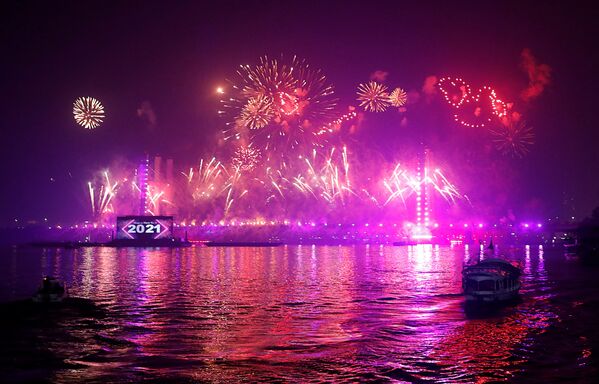 Салют над новым подвесным мостом, пересекающим реку Нил и названным Тахья Миср (Да здравствует Египет), во время празднования Нового года в Каире. - Sputnik Узбекистан
