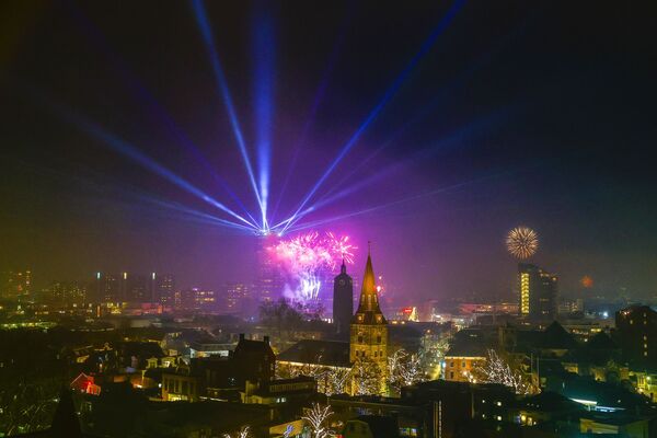 Световое и лазерное шоу над небоскребом Alphatoren в Нидерландах. - Sputnik Узбекистан