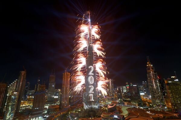 Фейерверк взрывается прямо из Бурдж-Халифа, самого высокого здания в мире, во время празднования Нового года в Дубае. - Sputnik Узбекистан