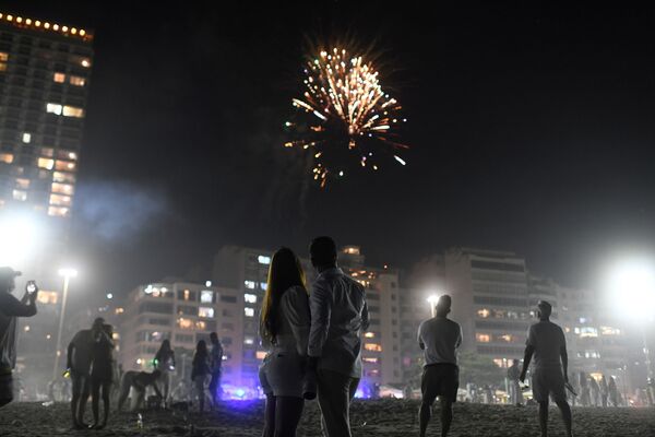 Салют во время празднования Нового 2021 года в Бразилии. - Sputnik Узбекистан