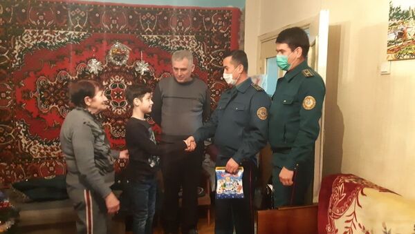 Сотрудники ГУВД Ташкента навестили семьи погибших на службе коллег - Sputnik Узбекистан