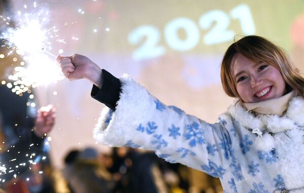 Девушка во время встречи Нового 2021 года на катке Черное озеро в Казани. - Sputnik Узбекистан