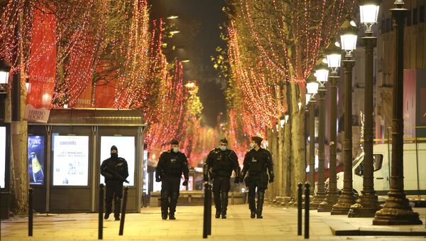 Полицейские на улицах Парижа во время празднования Нового года - Sputnik Узбекистан
