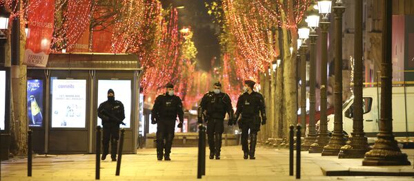Полицейские на улицах Парижа во время празднования Нового года - Sputnik Узбекистан