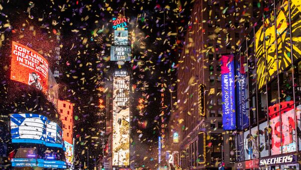 Конфетти на Тайм-сквер в Нью-Йорке во время празднования Нового года - Sputnik Ўзбекистон