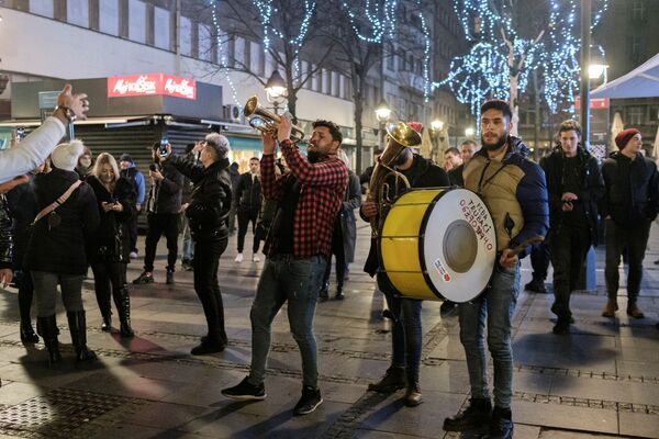 Люди танцуют и поют на улицах в Белграде. - Sputnik Узбекистан
