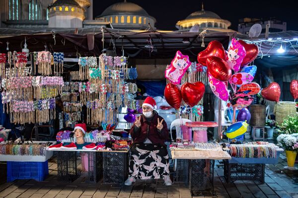 Продавец во время празднования Нового года. - Sputnik Узбекистан
