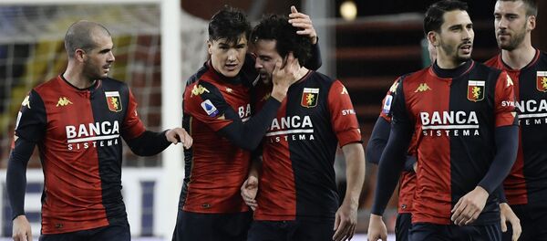 Форвард Дженоа Эльдор Шомуродов во время матча - Sputnik Ўзбекистон