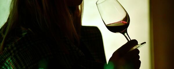 Девушка пьет вино - Sputnik Узбекистан