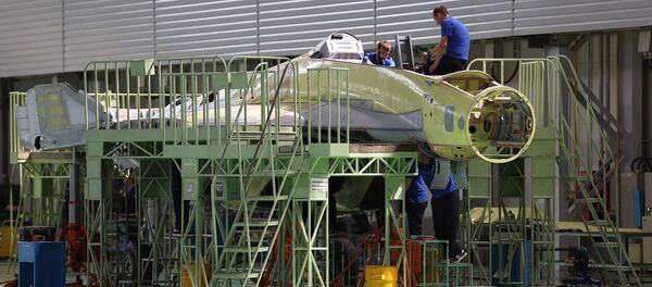 Сотрудники Российской самолетостроительной корпорации «МиГ» во время работы (14 июля 2017 года, Жуковский) - Sputnik Узбекистан