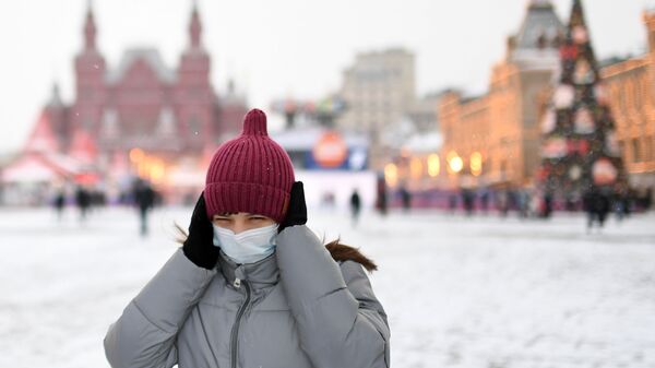 Девушка в защитной маске на Красной площади в Москве - Sputnik Узбекистан