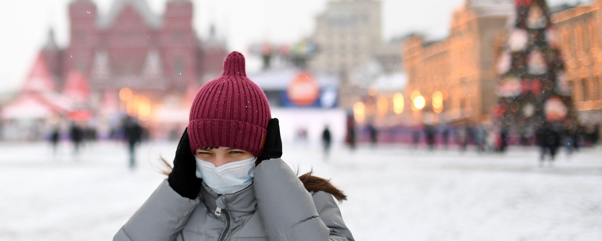 Девушка в защитной маске на Красной площади в Москве - Sputnik Узбекистан, 1920, 05.01.2021