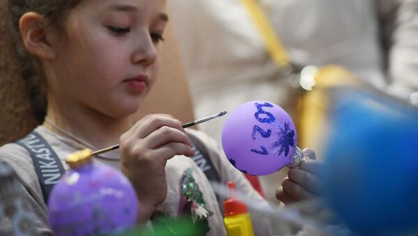 Девочка участвует в мастер-классе по декорированию стеклянного шара в салоне-галерее елочных игрушек в павильоне №519 на ВДНХ. - Sputnik Узбекистан