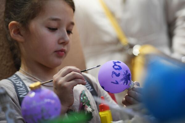 Девочка участвует в мастер-классе по декорированию стеклянного шара в салоне-галерее елочных игрушек в павильоне №519 на ВДНХ. - Sputnik Узбекистан
