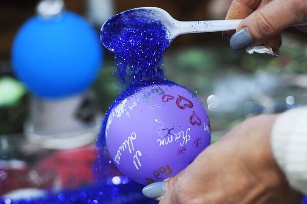 Мастер-класс по декорированию стеклянного шара в салоне-галерее елочных игрушек в павильоне №519 на ВДНХ. - Sputnik Узбекистан
