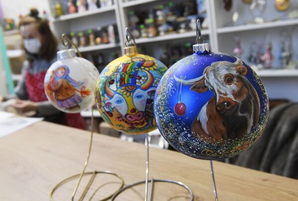 Декорированные шары в салоне-галерее ёлочных игрушек в павильоне №519 на ВДНХ. - Sputnik Узбекистан