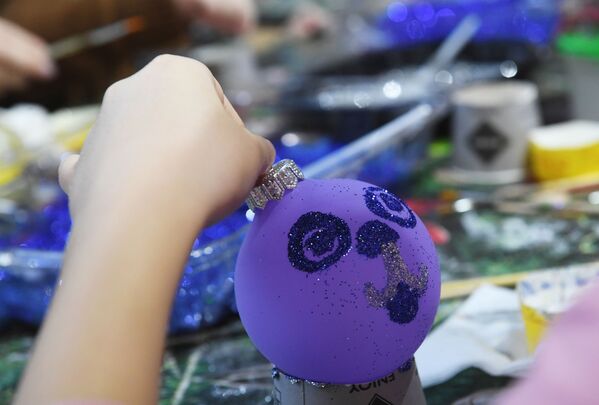 Мастер-класс по декорированию стеклянного шара в салоне-галерее ёлочных игрушек в павильоне №519 на ВДНХ. - Sputnik Узбекистан