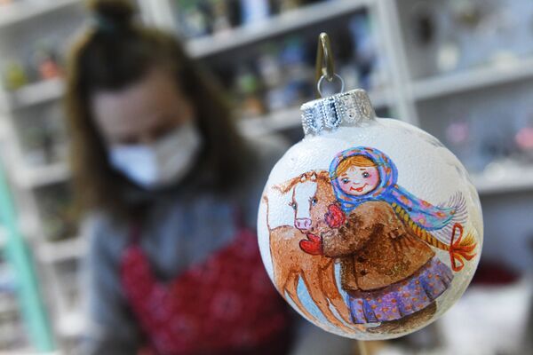 Декорированный шар в салоне-галерее ёлочных игрушек в павильоне №519 на ВДНХ. - Sputnik Узбекистан
