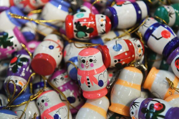 Подвесные матрешки в салоне-галерее ёлочных игрушек в павильоне №519 на ВДНХ. - Sputnik Узбекистан