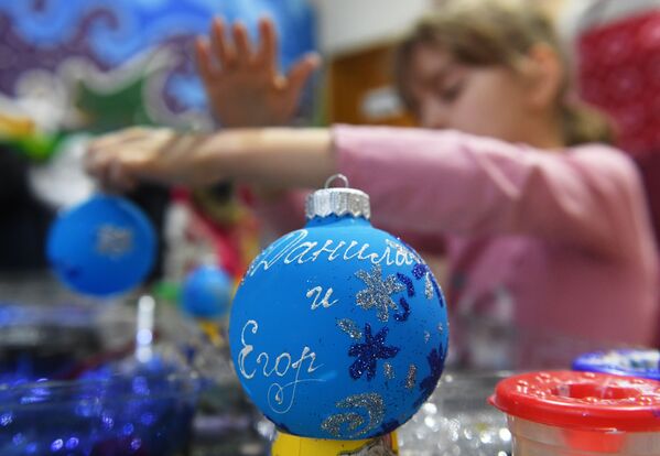 Стеклянный шар, декорированный на мастер-классе в салоне-галерее ёлочных игрушек в павильоне №519 на ВДНХ. - Sputnik Узбекистан