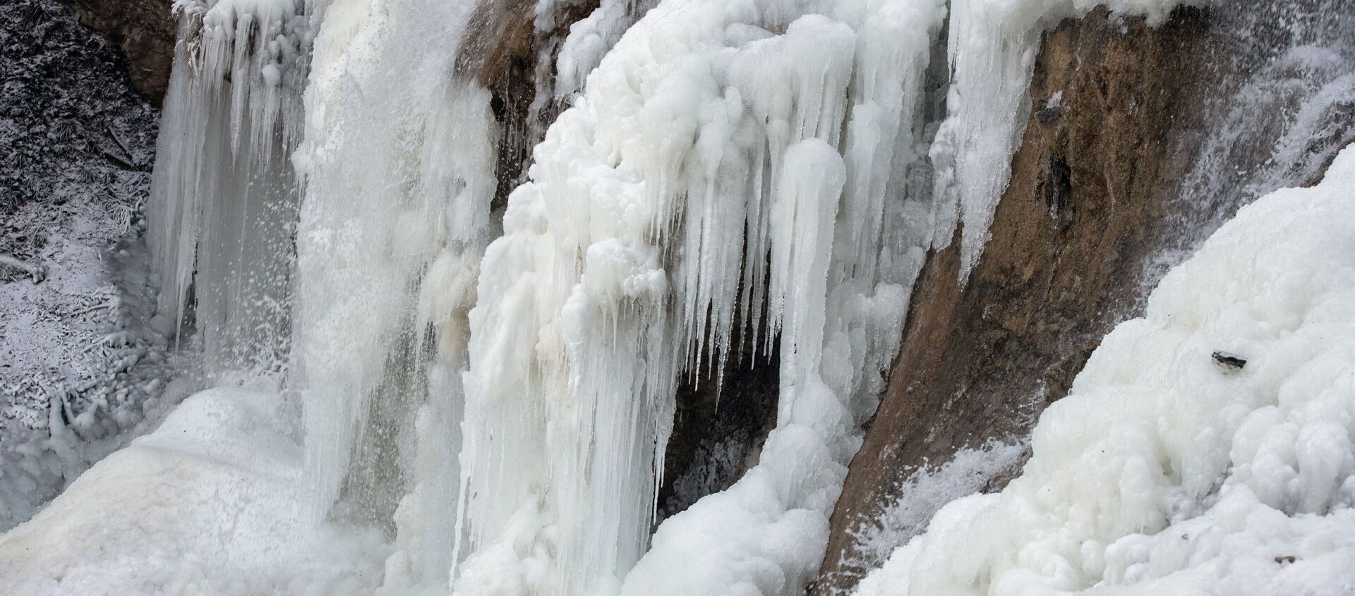 Замерзший водопад - Sputnik Узбекистан, 1920, 06.01.2021