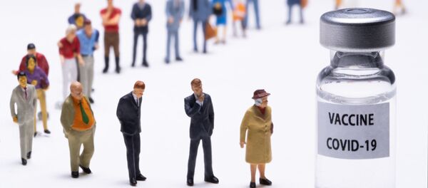 Фигурки около флакона с надписью Вакцина от COVID-19. Париж. - Sputnik Узбекистан