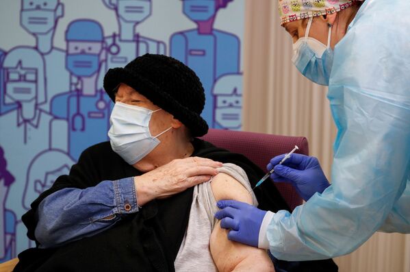 79-летняя жительница дома престарелых получает инъекцию вакцины Pfizer-BioNTech в Лериде, Испания - Sputnik Ўзбекистон