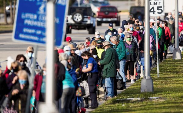 Сотни людей стоят в очереди на вакцинацию от COVID-19, в Форт-Майерс, Флорида, США - Sputnik Ўзбекистон