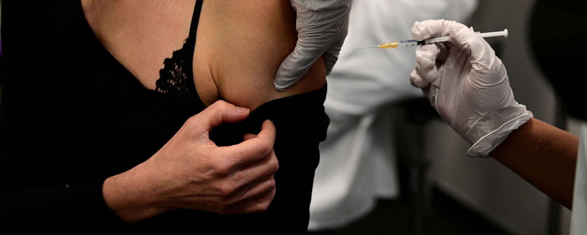 Женщина получает вакцину от COVID-19 во время кампании вакцинации медицинских работников в центре вакцинации в Париже - Sputnik Ўзбекистон, 1920, 29.03.2021