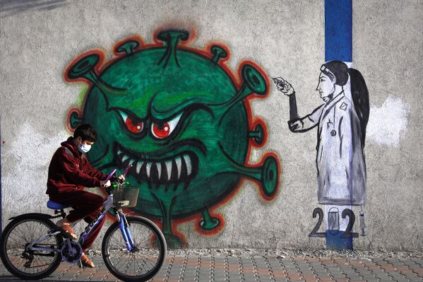 Graffiti s izobrajeniyem medsestri, vvodashey vaksinu protiv COVID-19, v gorode Gaza - Sputnik O‘zbekiston