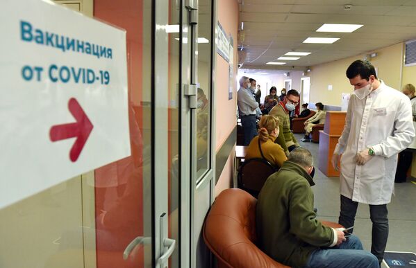 Вакцинация от COVID-19 для людей старше 60 лет в Москве. Очередь перед кабинетом. - Sputnik Узбекистан