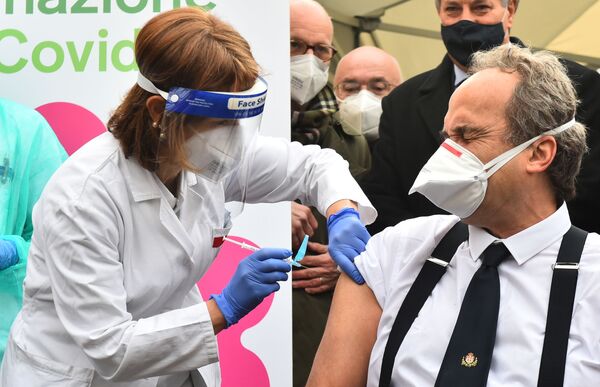 Доктор Джованни Ди Перри проходит вакцинацию от коронавируса в больнице Амедео ди Савойя в Турине, Италия - Sputnik Ўзбекистон